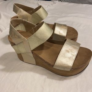 Pierre Dumas stack/wedge shoes size 9 very good condition, cream metallic color